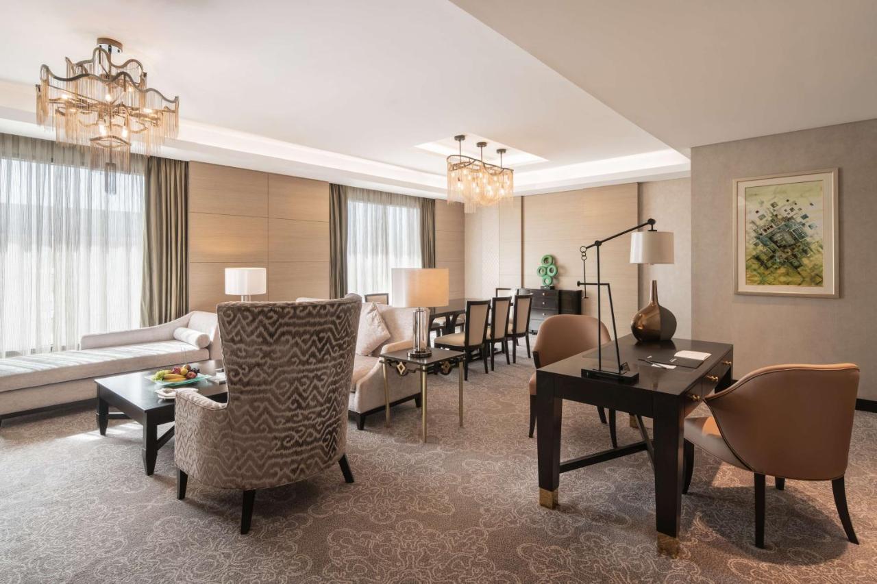 Radisson Collection Muscat, Hormuz Grand Hotel Bagian luar foto A suite at the hotel