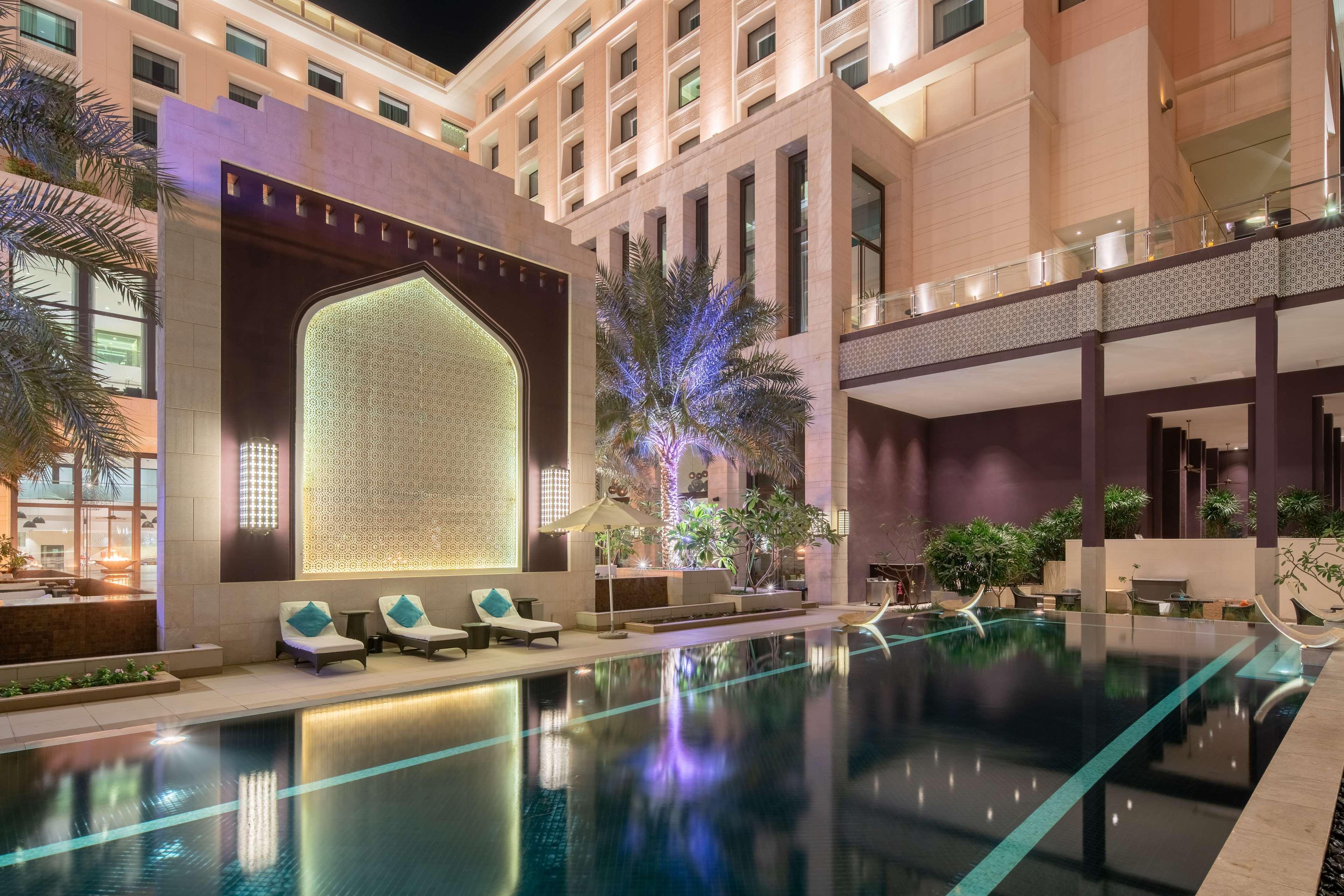 Radisson Collection Muscat, Hormuz Grand Hotel Bagian luar foto The pool at the hotel