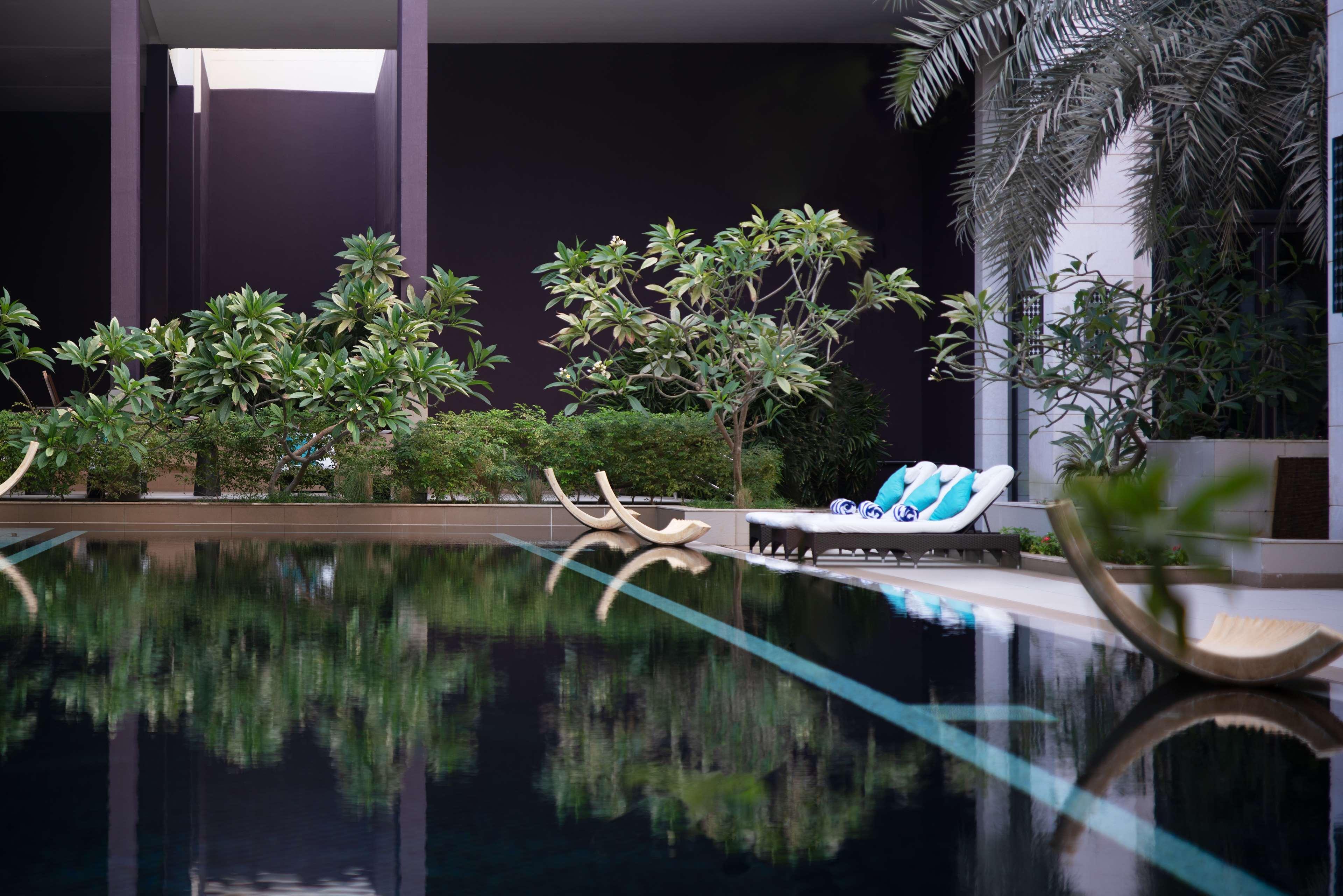 Radisson Collection Muscat, Hormuz Grand Hotel Bagian luar foto The swimming pool at the hotel