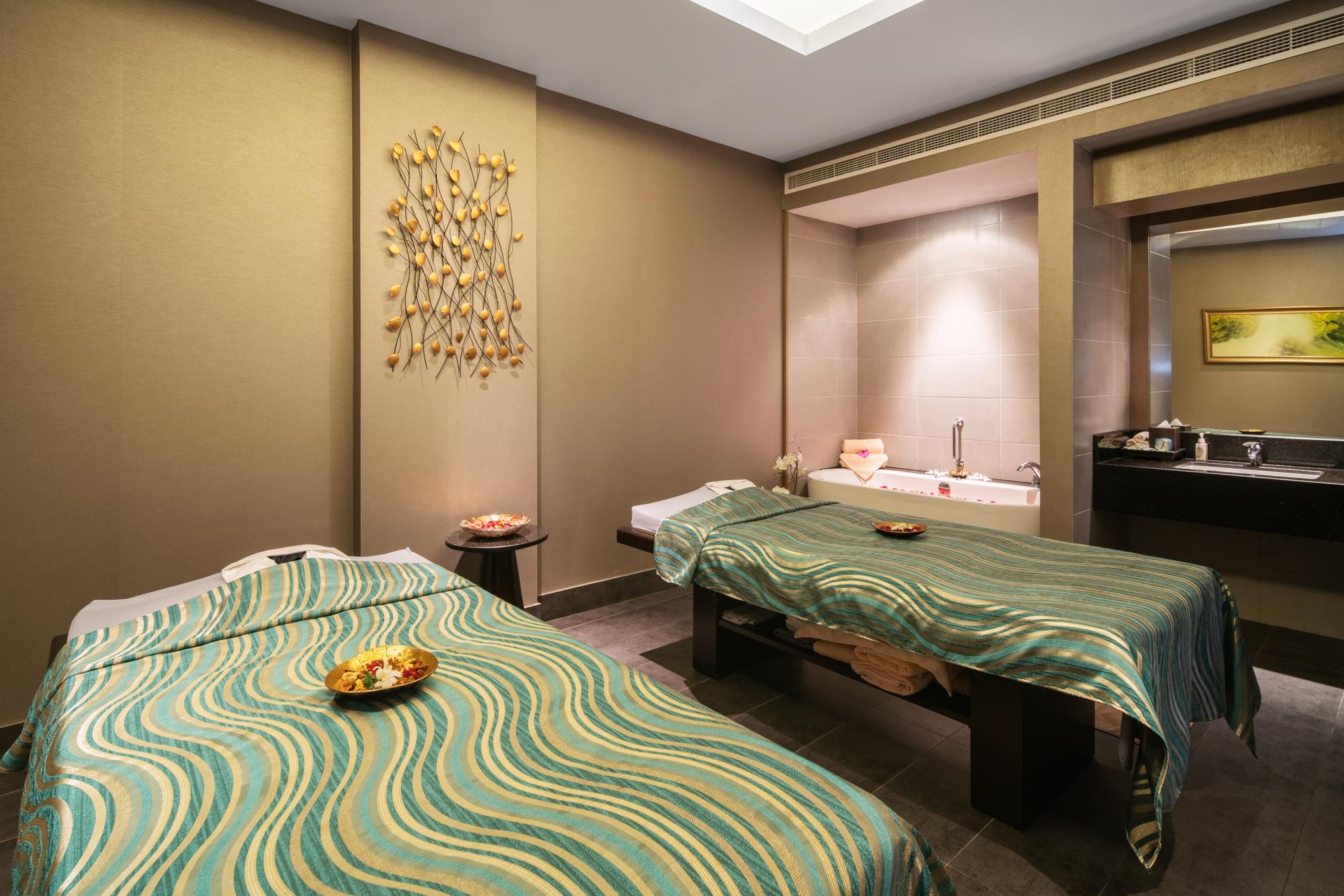 Radisson Collection Muscat, Hormuz Grand Hotel Bagian luar foto A spa treatment room