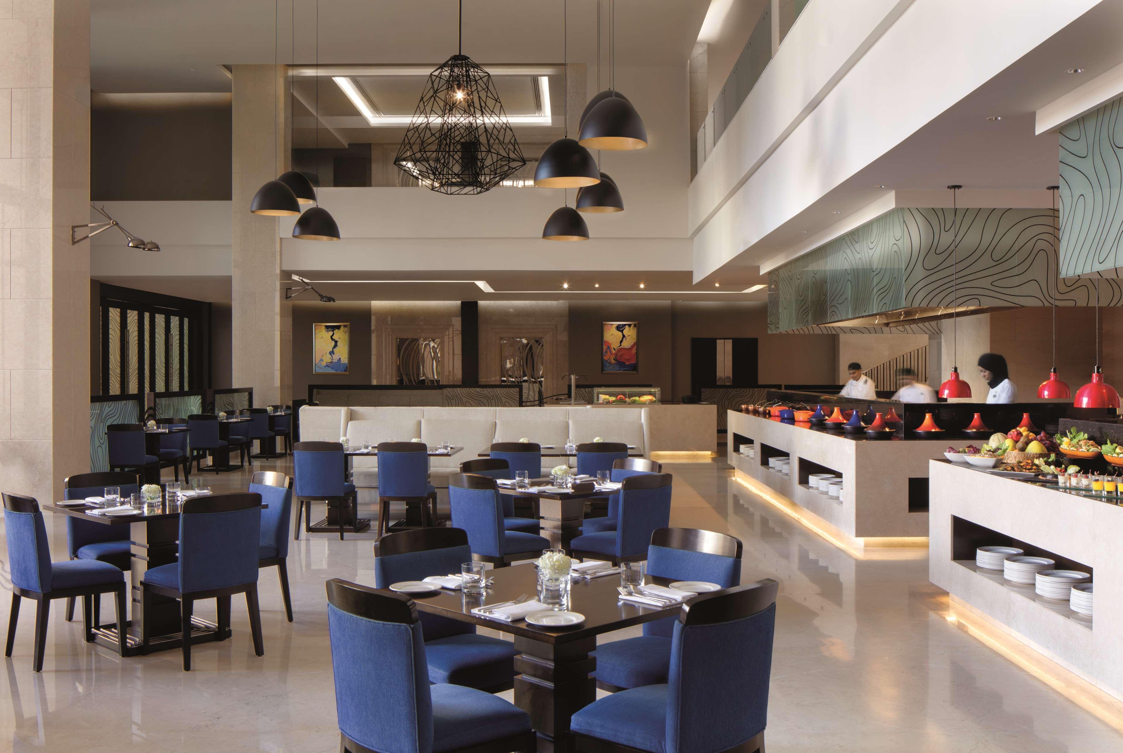 Radisson Collection Muscat, Hormuz Grand Hotel Bagian luar foto The restaurant at the hotel