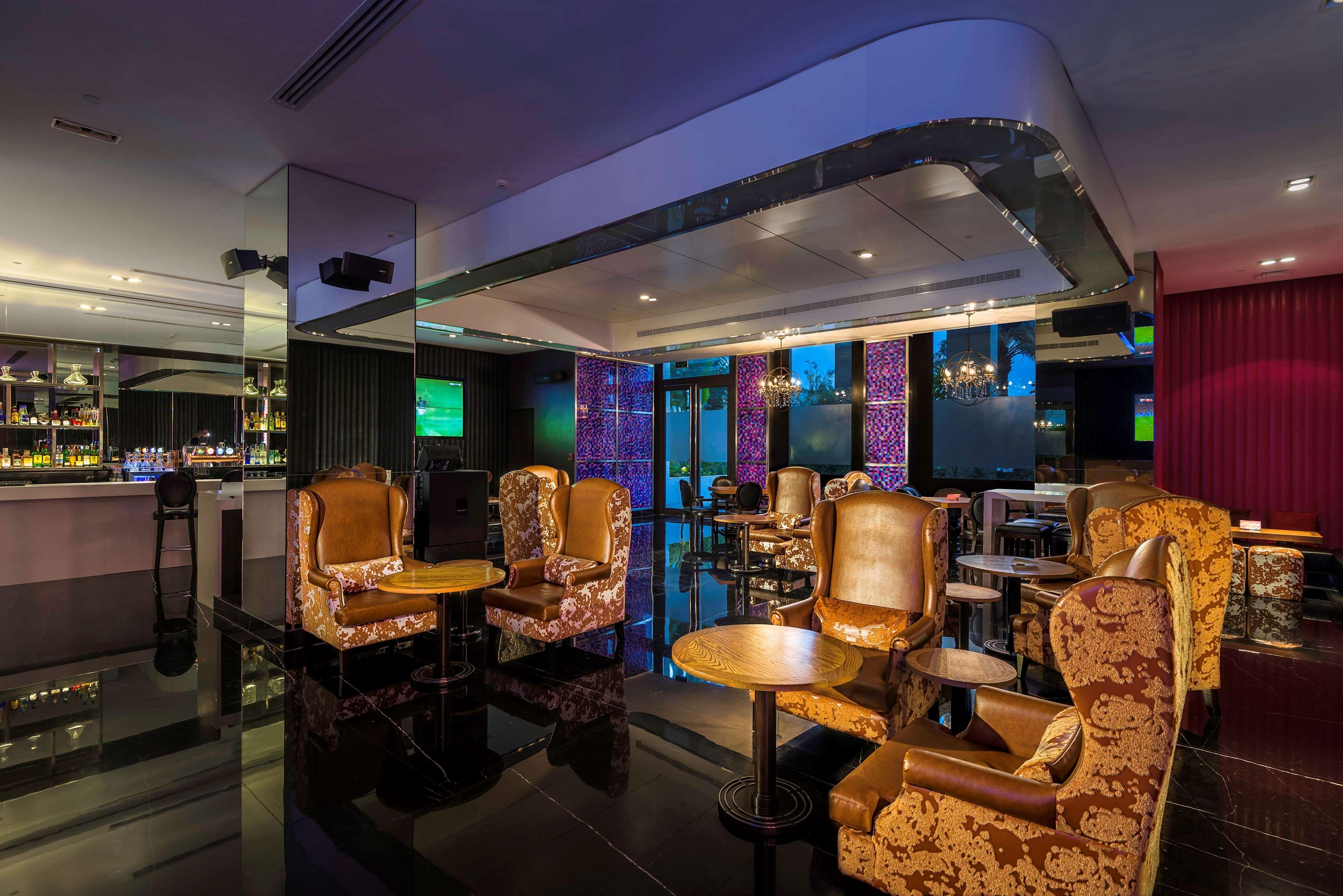 Radisson Collection Muscat, Hormuz Grand Hotel Bagian luar foto The bar at the 101 lounge