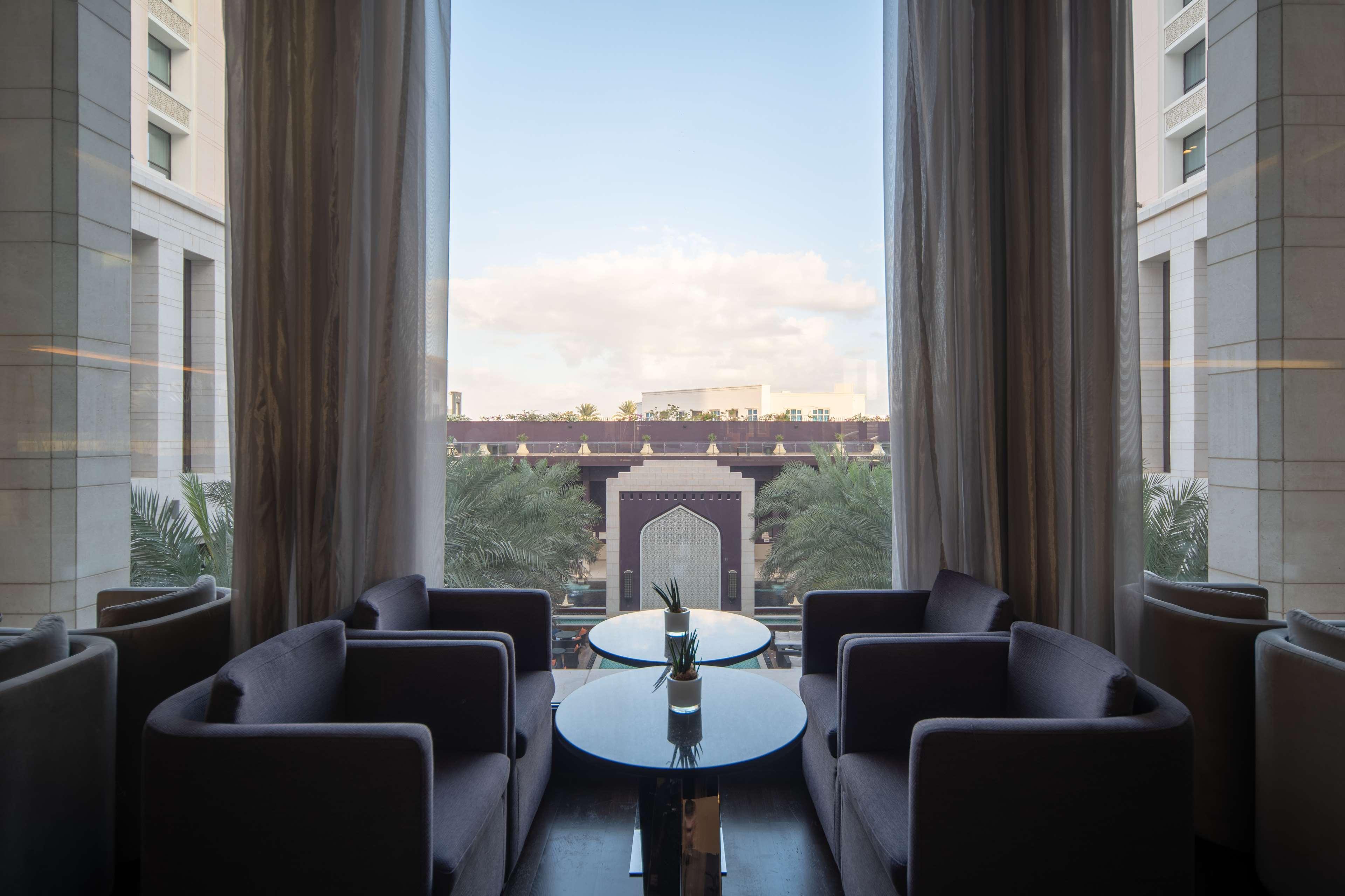 Radisson Collection Muscat, Hormuz Grand Hotel Bagian luar foto The lounge at the airport