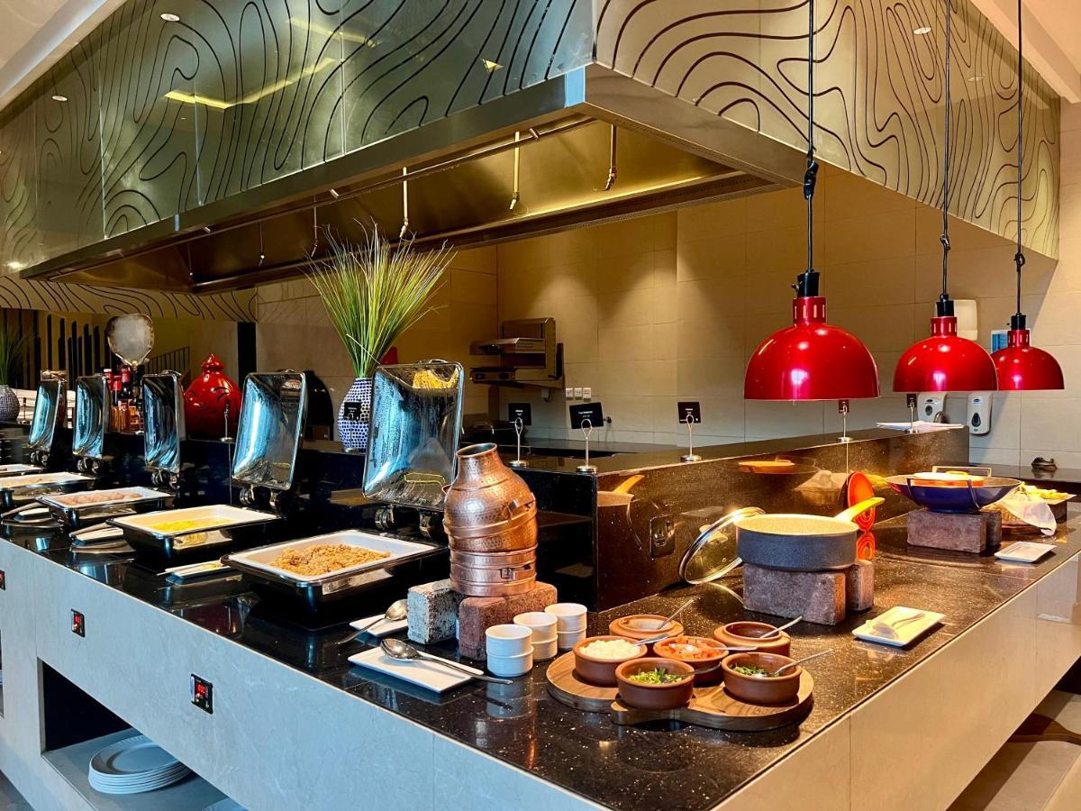 Radisson Collection Muscat, Hormuz Grand Hotel Bagian luar foto A buffet at a hotel