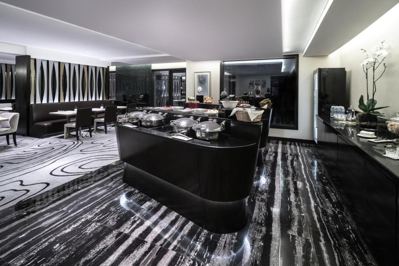 Radisson Collection Muscat, Hormuz Grand Hotel Bagian luar foto The Club Lounge at the Four Seasons Hotel, Hong Kong