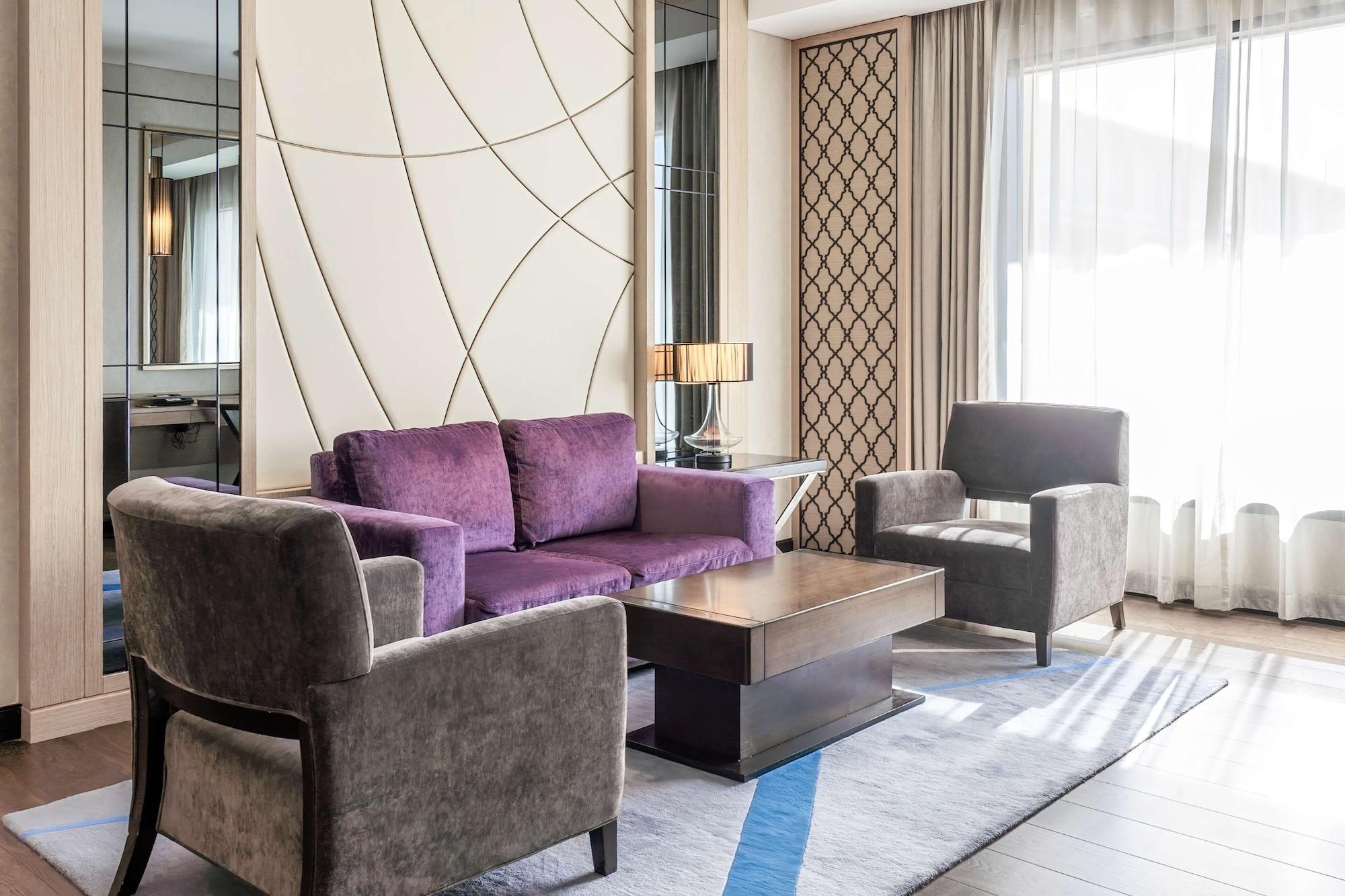 Radisson Collection Muscat, Hormuz Grand Hotel Bagian luar foto A suite at the hotel