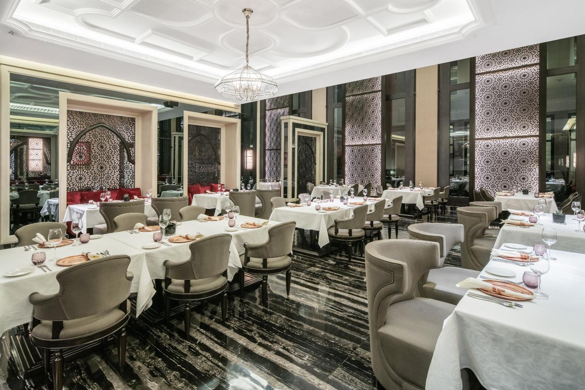 Radisson Collection Muscat, Hormuz Grand Hotel Bagian luar foto The interior of the restaurant