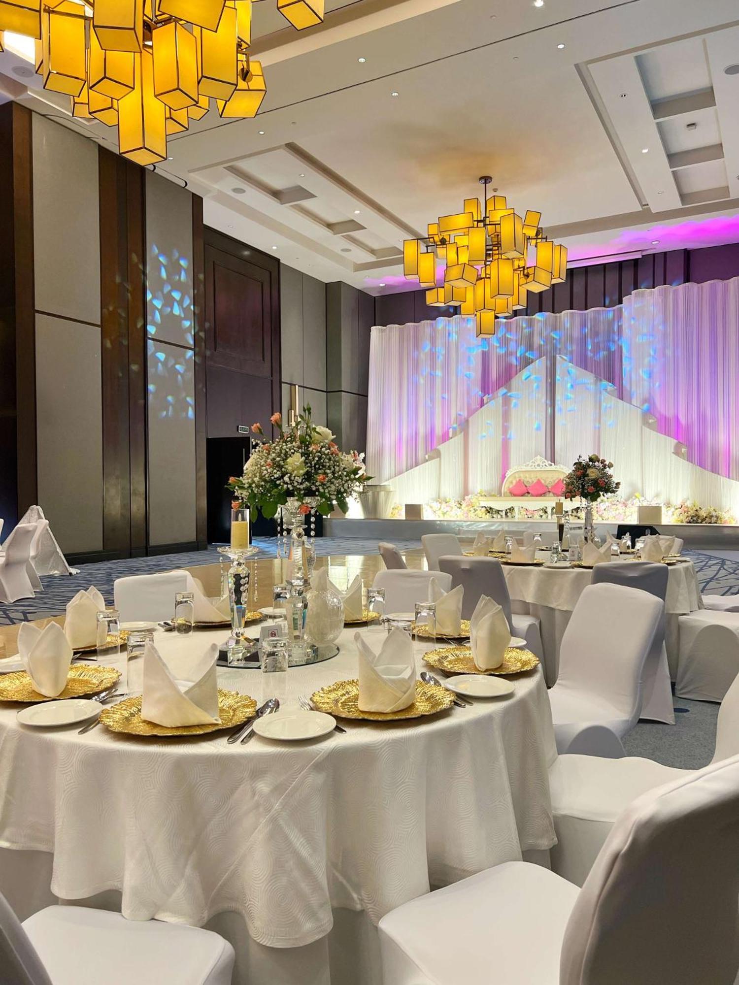 Radisson Collection Muscat, Hormuz Grand Hotel Bagian luar foto Wedding reception at a hotel